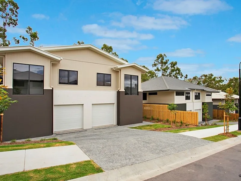 2 LEVEL 3 BEDROOM TOWNHOUSE WITH PARK BACKGROUND