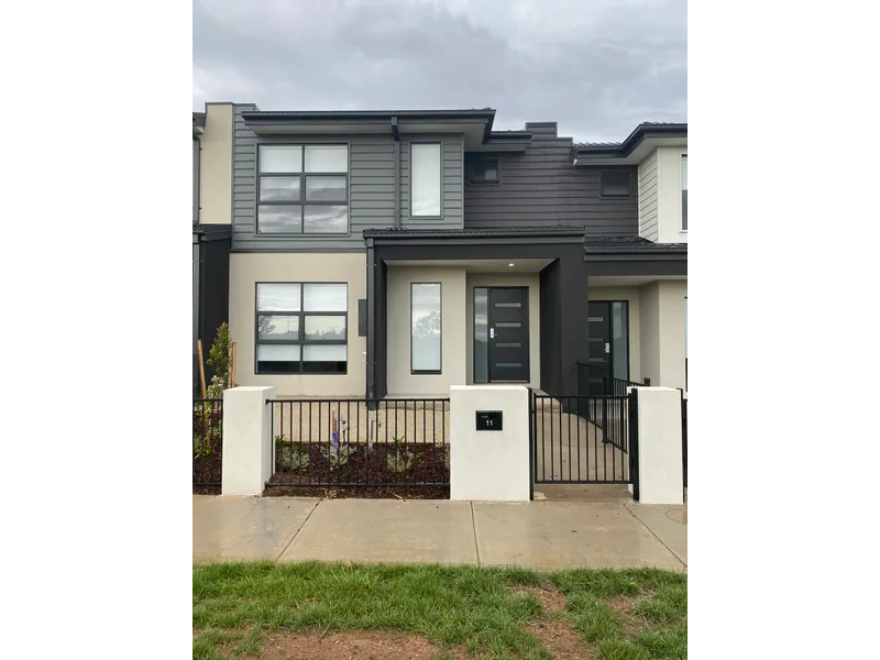SPACIOUS TOWN HOUSE NOT TO BE MISSED