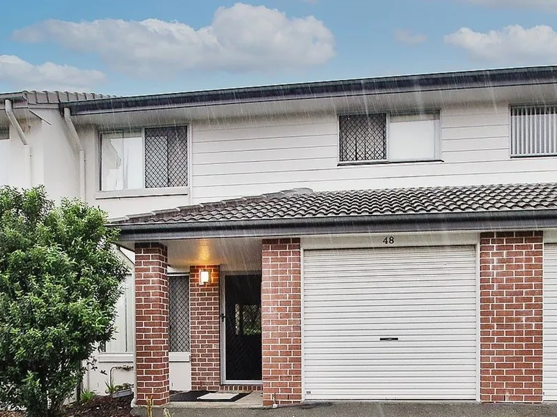LOW MAINTENANCE, 3 BEDROOM TOWNHOUSE!