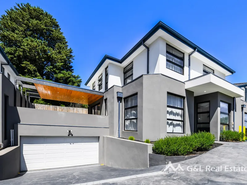 Spacious Townhouse with Separate Living and Retreat 