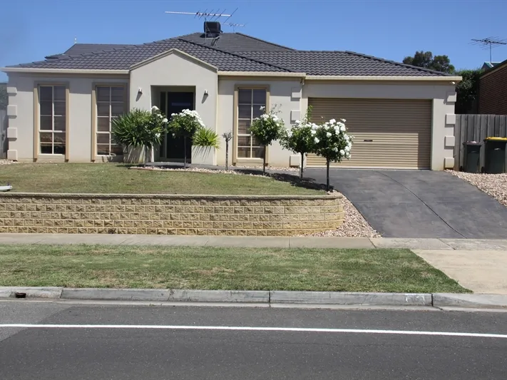 ROOMS available in student accommodation home, prime part of Waurn Ponds, walking distance to Deakin, utilities and furniture included!