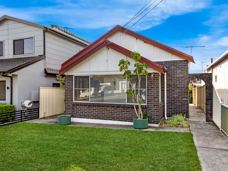 Freestanding Home in Great Location!