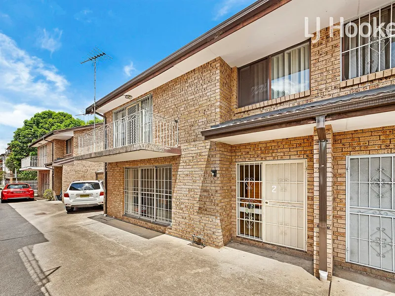 3 Bedroom Full Brick Townhouse near the Shops & Trains