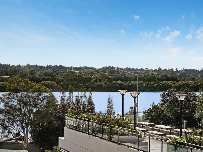 Desirable position with river views and low levies