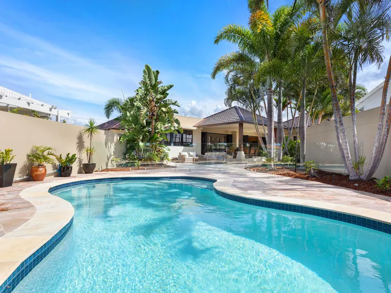 Tropical oasis in Broadbeach Waters best location