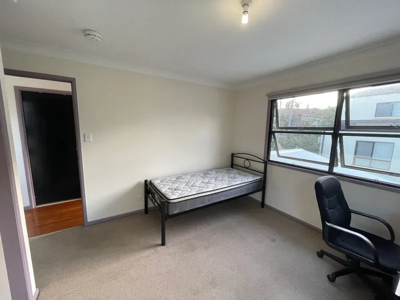 Student Accommodation - STUDENT ONLY! Walking distance to UQ. Single room with all bills includes.