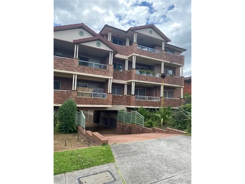 Morden Apartment In Great Location