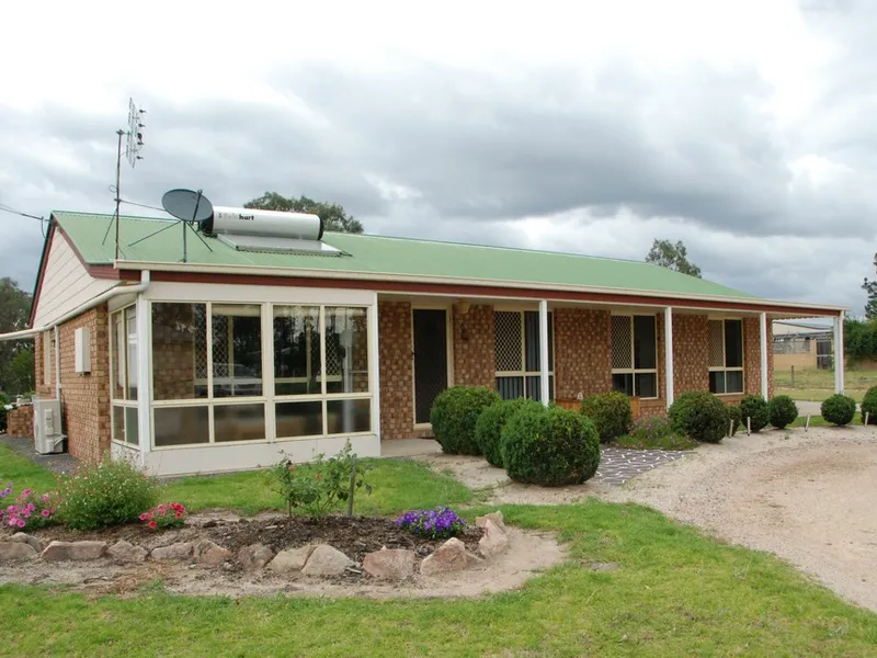 BRICK & COLORBOND HOME VERY SAUGHT AFTER ON 1 ACRE!!