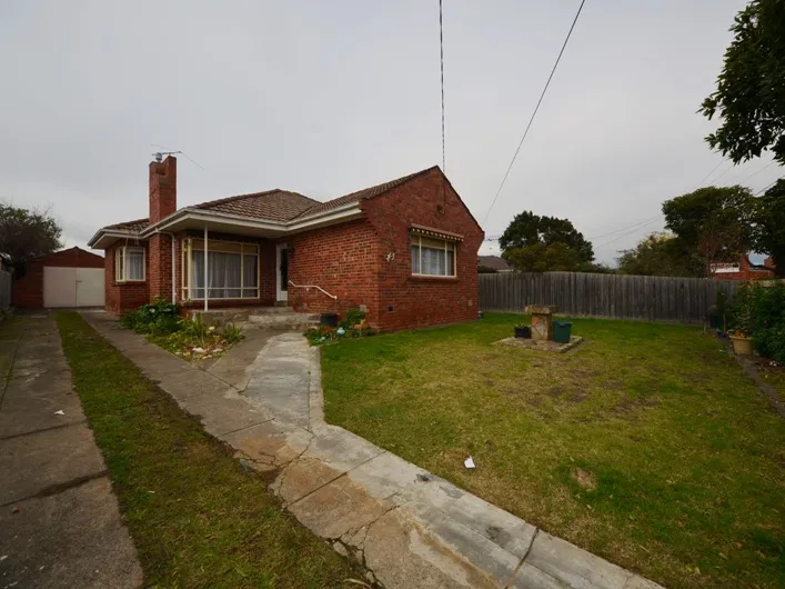 FAMILY LIVING IN HEART OF BENTLEIGH EAST SHOPPING STRIP