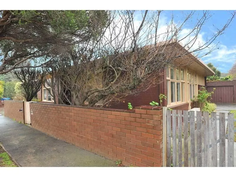 FREESTANDING UNIT FACING CAMPBELL STREET