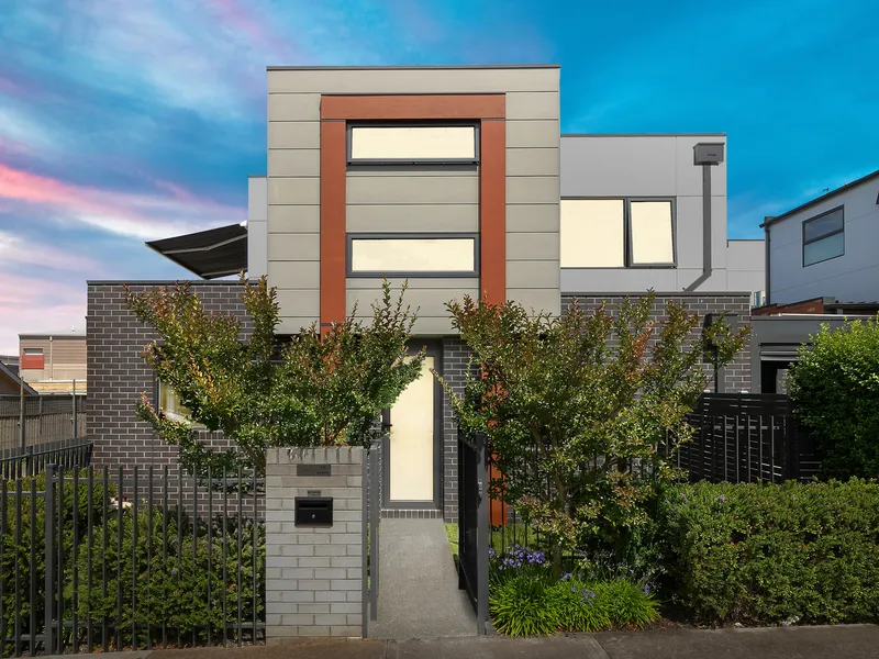 Contemporary Townhouse In The Heart Of Belmont