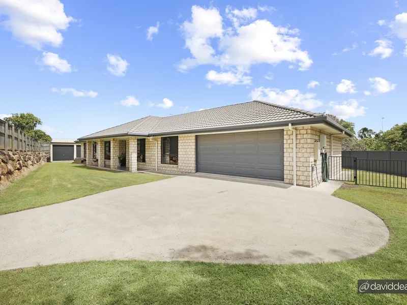 Fantastic 4 Bedroom Family Home with Pool!