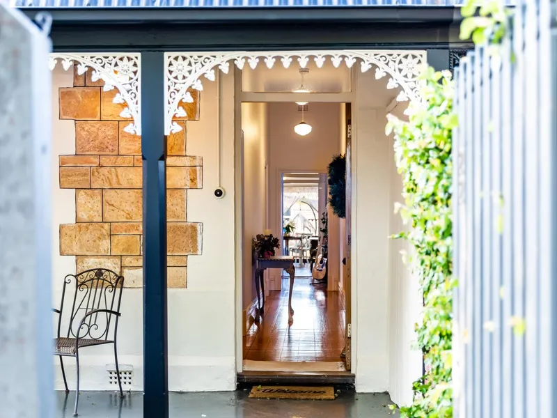 Gorgeous semi-detached cottage in prime location