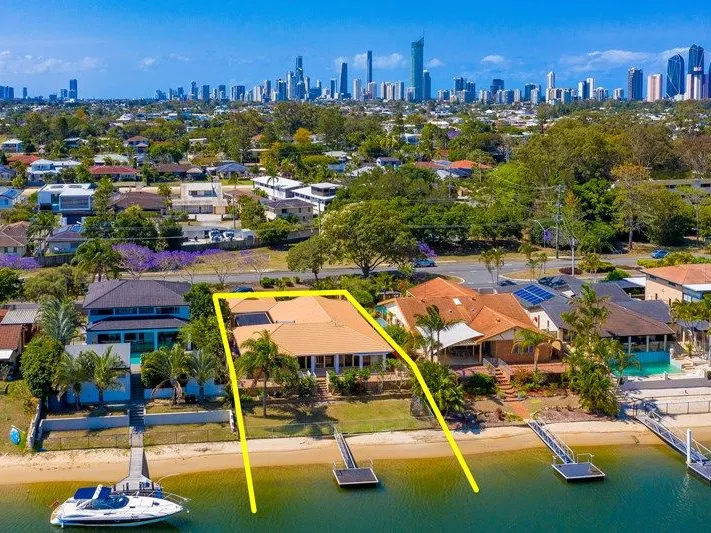 WATERFRONT HOME WITH SWIMMING POOL AND SPA IN THE HEART OF THE GOLD COAST