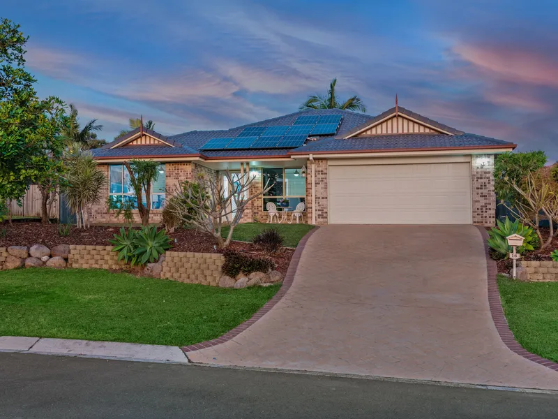 4 Beds, Study/5th Bed, 2 Living, Pool on an Elevated 835m2 Block!!