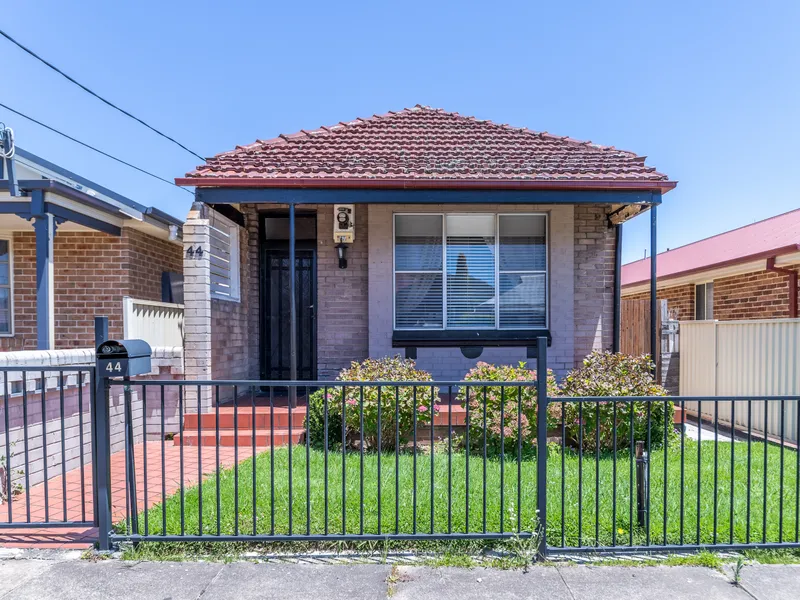 CHARMING DOUBLE BRICK COTTAGE