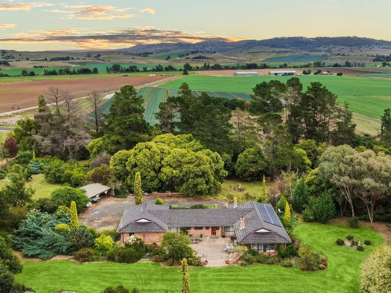 10 ACRES - POSITION PERFECT - COUNTRY HIDEAWAY