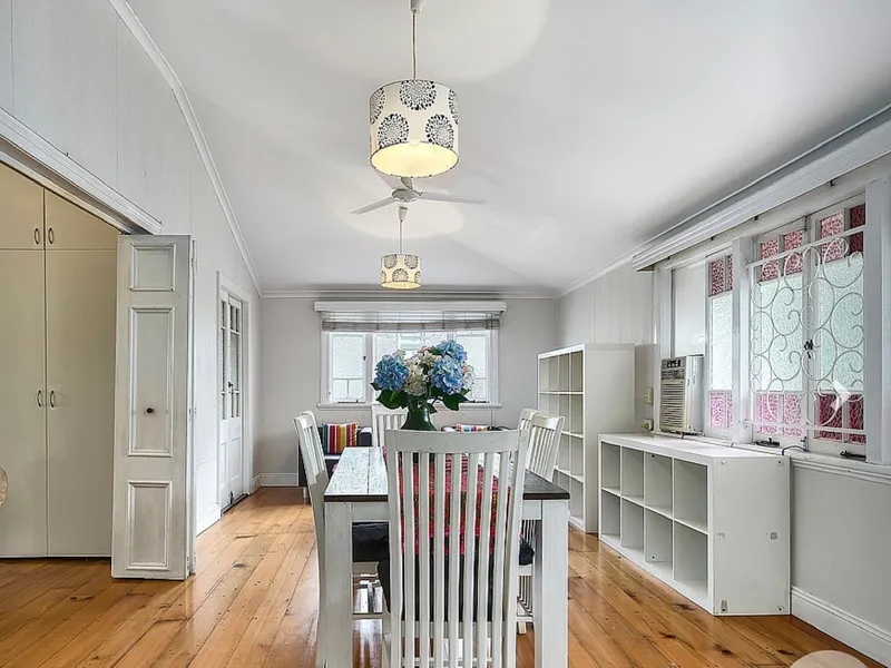 Eagle Junction Catchment - 4 bedroom Flat (whole top floor)