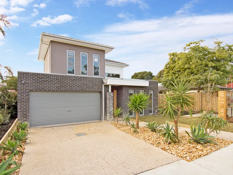 ***LEASED -- Luxury at it's Finest - 3 Bdrms ~ 2.5 Baths ~ Dble Garage ~ Ducted Heating & Cooling ~ PLUS Fireplace