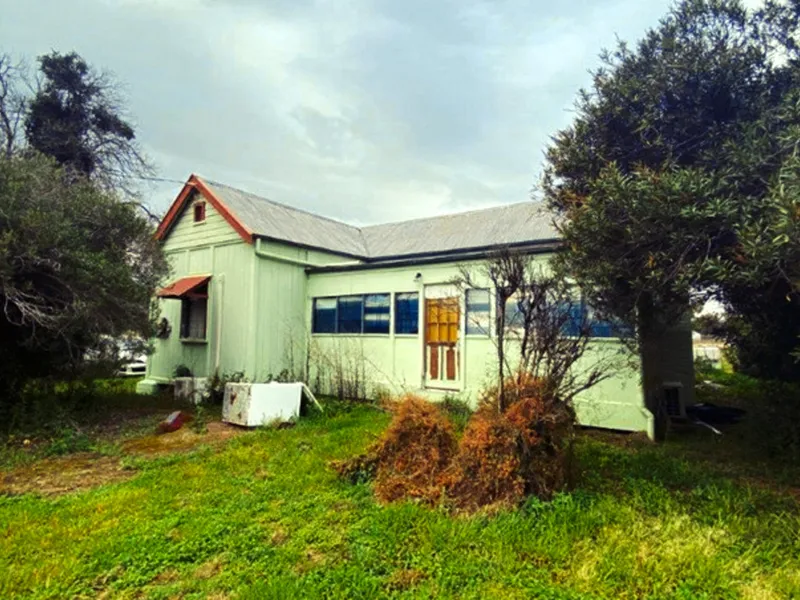 COUNTRY COTTAGE ON 2.6 ACRES