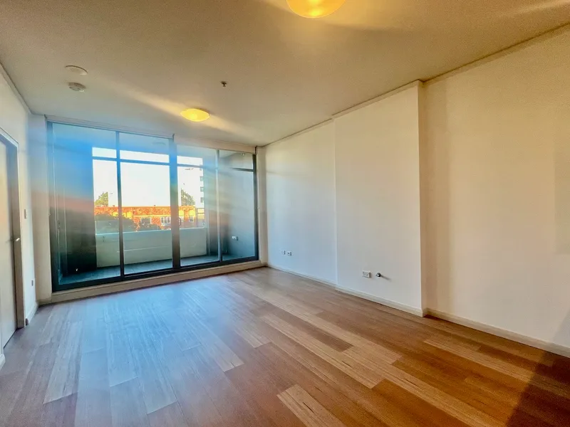 SUPERSIZED ONE BEDROOM PACIFIC SQUARE