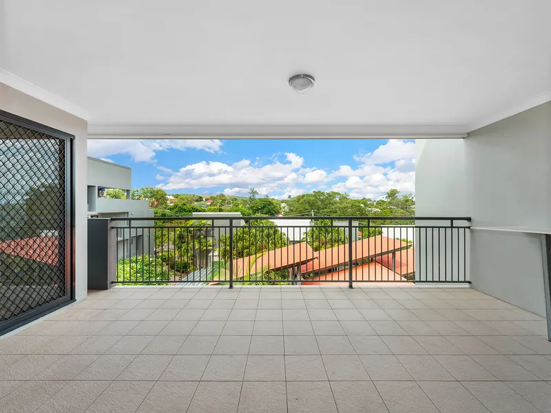 STYLISH TOP FLOOR APARTMENT WITH SWEEPING VIEWS