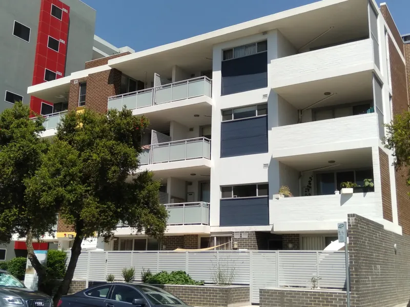 Modern Unit & Great Location