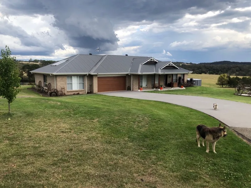 Stunning Quialigo rural property for large families or car enthusiasts