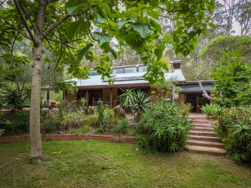 SOMETHING SPECIAL - PRIVATE, UNIQUE MUDBRICK HOME.