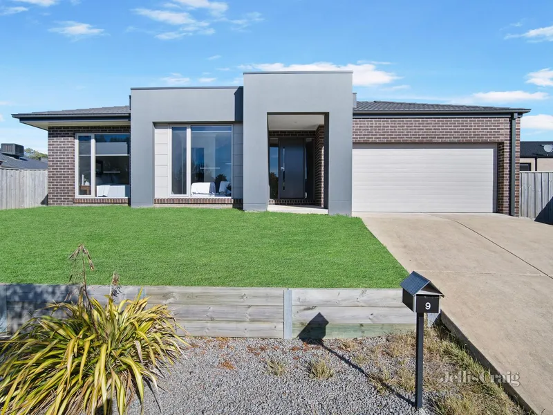 Tranquil family living in popular Brown Hill!