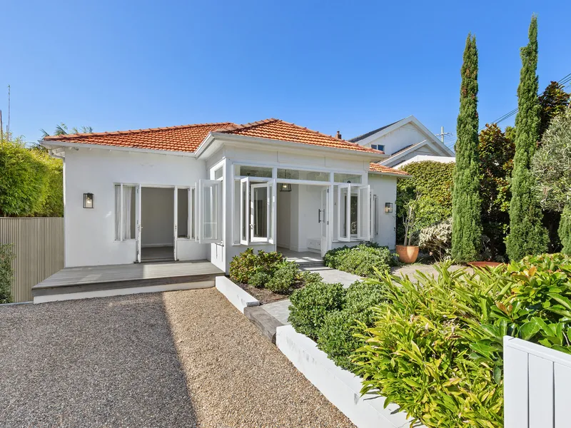 SUPERB NORTH FACING CONTEMPORARY HOME