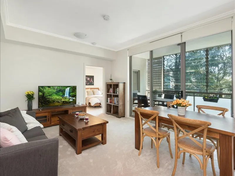 Two Bedroom Modern Apartment Walk to Turramurra Train and Town Centre