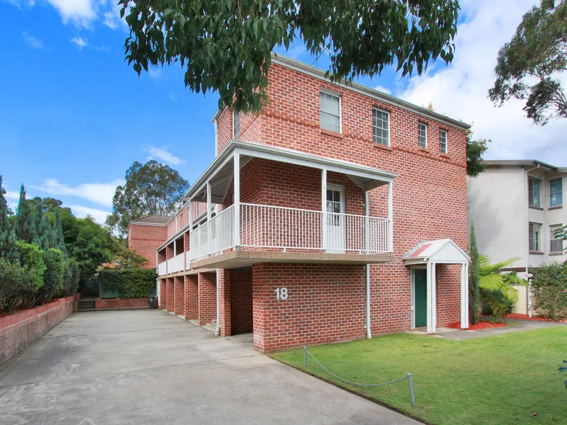 CONVIENTLY LOCATED IN A QUIET TRANQUIL POSTION THIS FULL BRICK TRI - LEVEL UNIT IN THE HEART OF RICHMOND ALL WITHIN A SHORT STROLL TO THE TOWN...!