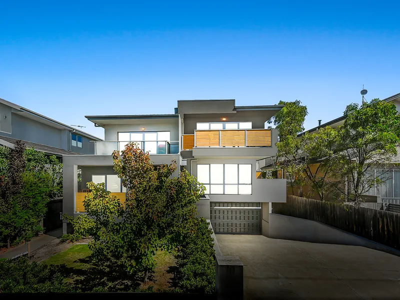 Sublime Residence within minutes of Clayton Central