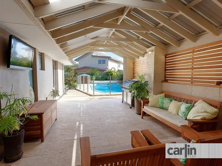 OUTDOOR ENTERTAINER AND A POOL ! 