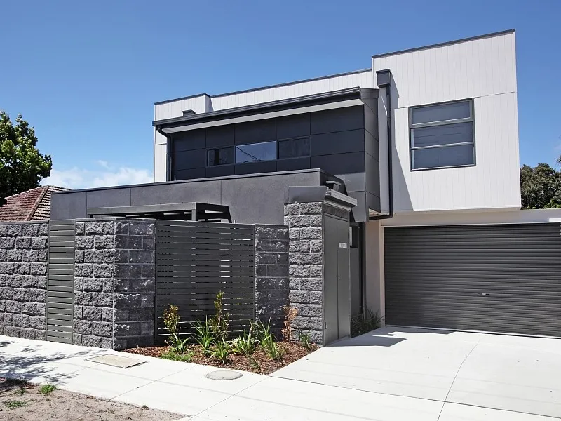 MODERN APARTMENT ON TWO LEVELS - IDEAL LOCATION