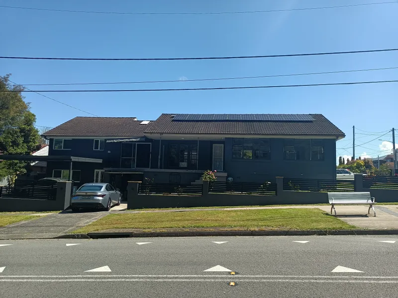 Custom built, Duel-level, Due-occupancy Family Home in Corner Position! A land for two family homes!