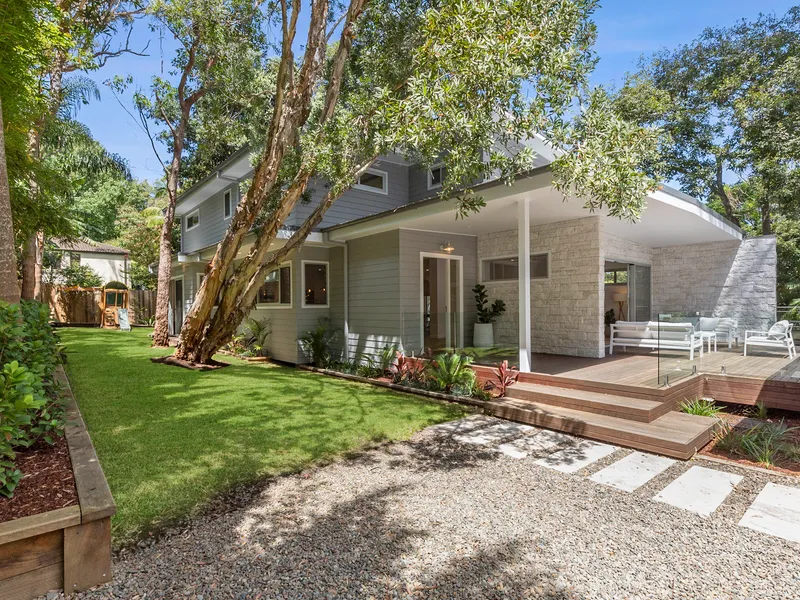 HIGH-TECH LUXURY, WALK TO PARADISE BEACH