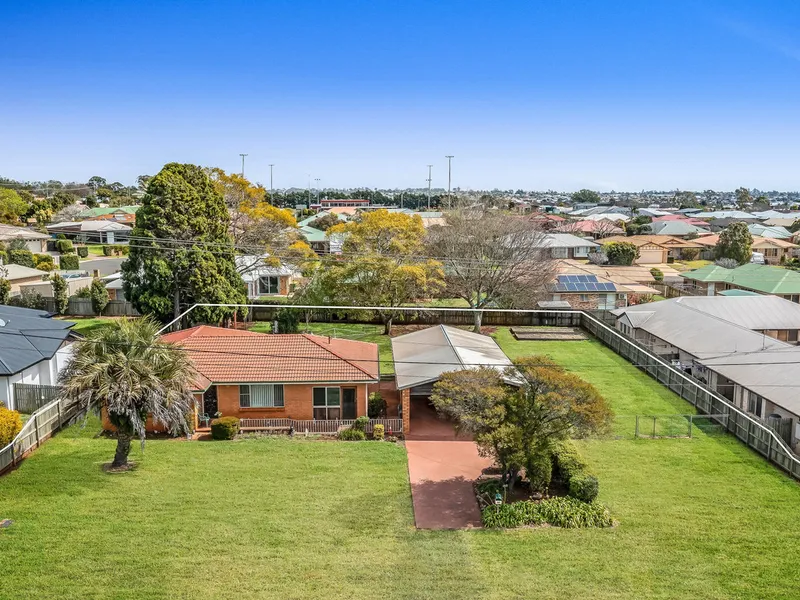 PRIME Middle Ridge. B-I-G 1,432m2 allotment. Tidy three (3) bedroom home.