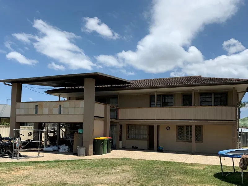 Large High Set Home - 690m2 Block - Internal Stairs