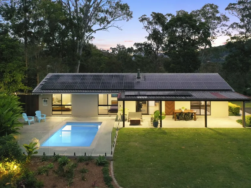 Stylish Entertainer, Pristine Acreage Retreat