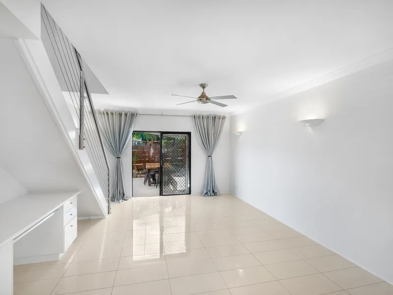 2MINS TO THE BEACH, MODERN KITCHEN, FENCED COURTYARD