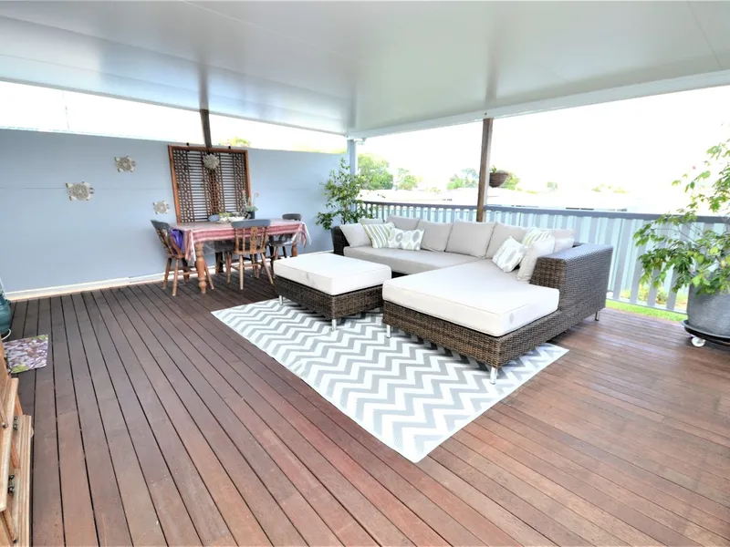 CUTE 2 BEDROOM HOME WITH HUGE NORTH EAST FACING BACK DECK AT BEAUTIFUL LITTLE MOUNTAIN, CALOUNDRA - 
