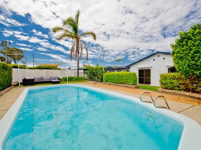 FAMILY LIVING WITH A POOL!!!