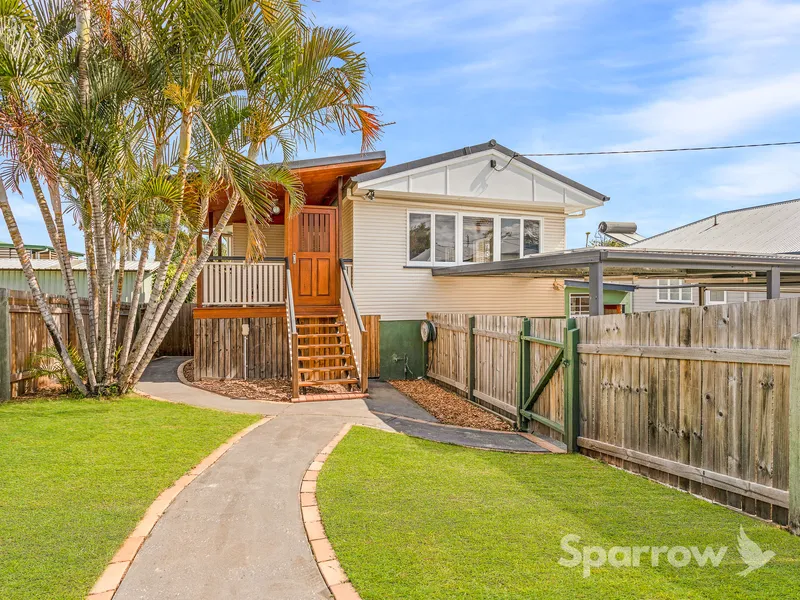EXPANSIVE LIVING + DUAL LIVING + HOME OFFICE + HUGE RENTAL POTENTIAL. 5+ BEDROOMS / 2.5 KITCHENS / 4 BATHROOMS