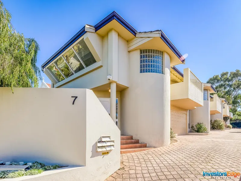 Spacious Townhouse Close to Everything!