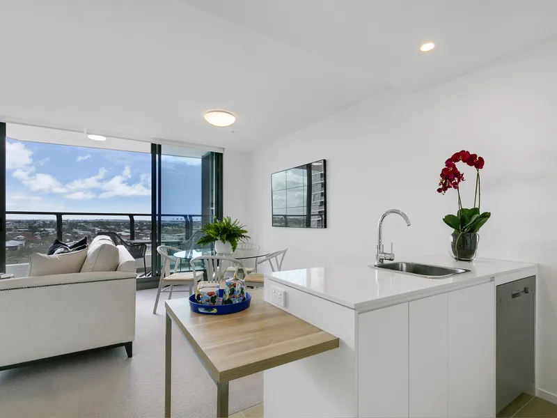 Live an on-trend lifestyle in prestigious Hamilton!