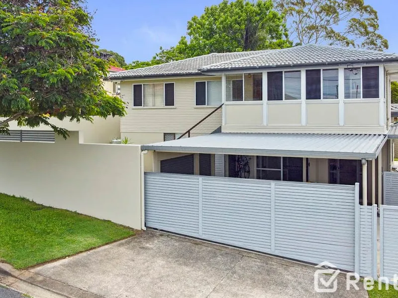 Large Family Home with Pool, Granny Flat and Bay Views