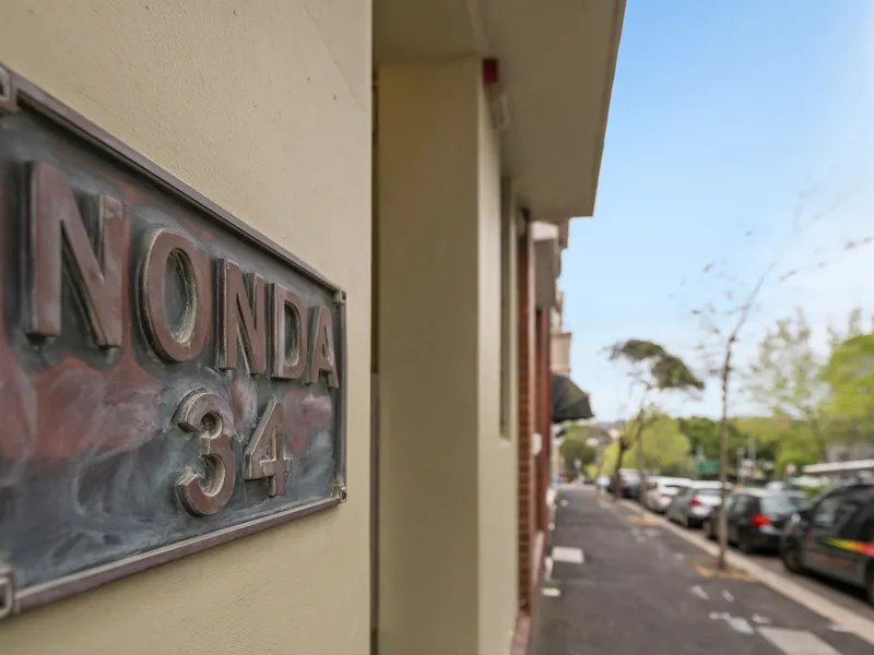 DEPOSIT RECEIVED !! TWO BEDROOM APARTMENT IN THE HEART OF POTTS POINT!