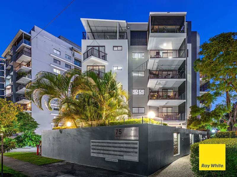 STYLISH APARTMENT IN A DESIRABLE RIVERSIDE STREET JUST 2KM FROM THE CBD!
